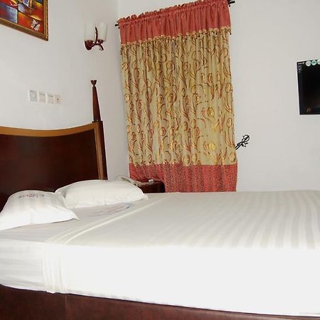 Hotel Residence Jeanne D'Arc Cotonou Bagian luar foto