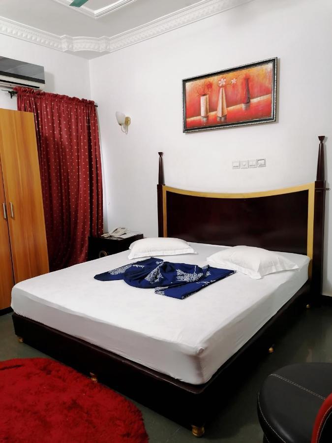 Hotel Residence Jeanne D'Arc Cotonou Bagian luar foto