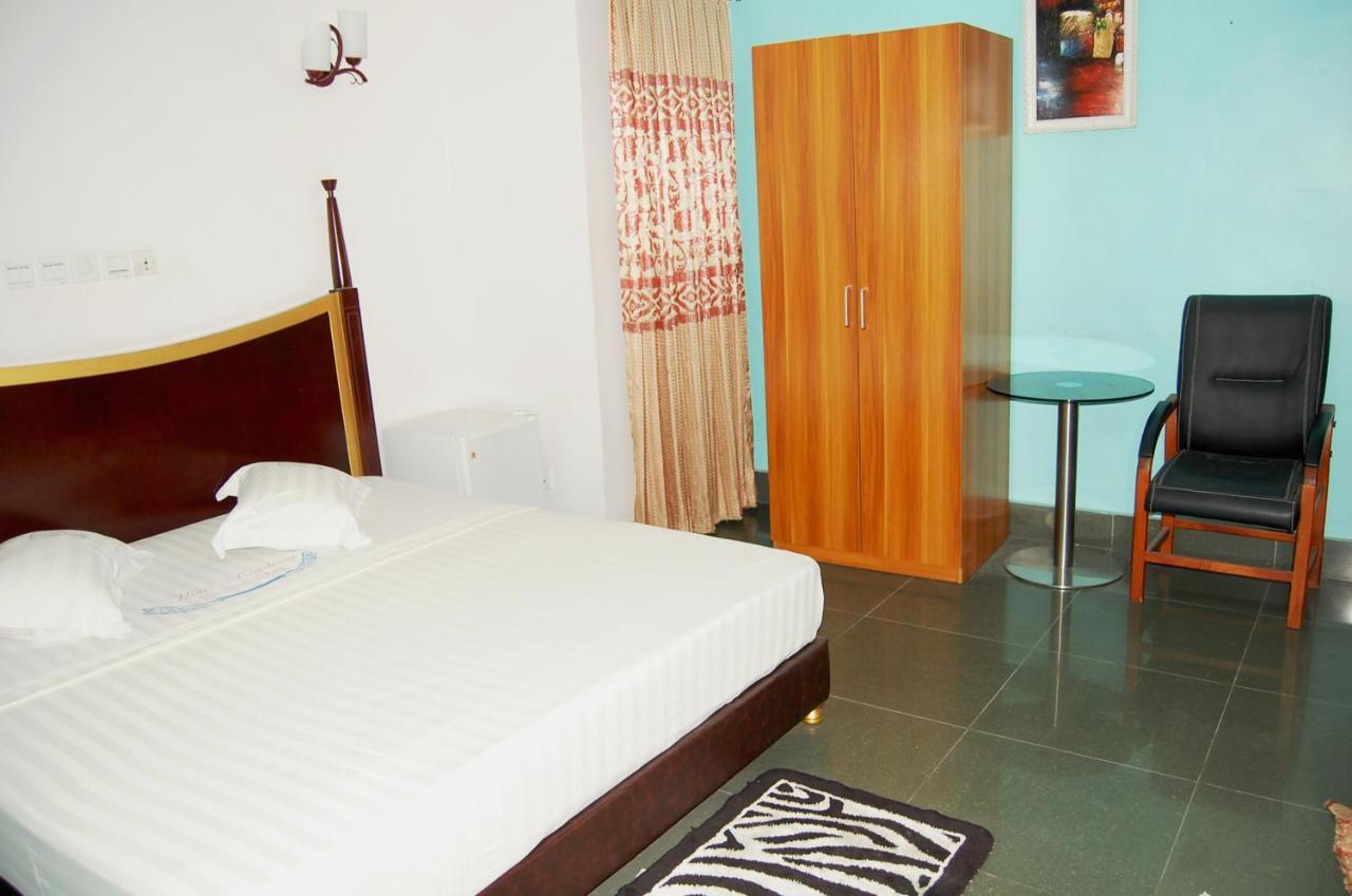 Hotel Residence Jeanne D'Arc Cotonou Bagian luar foto