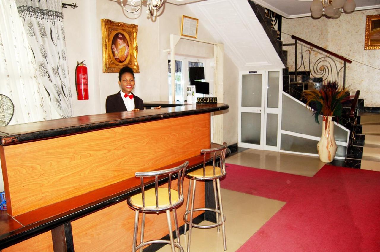 Hotel Residence Jeanne D'Arc Cotonou Bagian luar foto